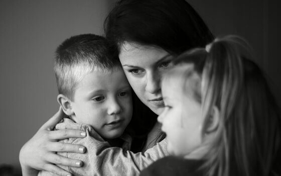 Mãe com seus filhos