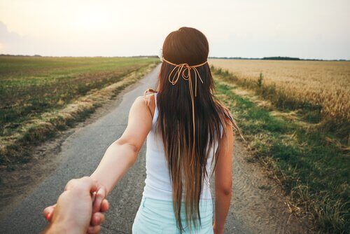 Menina guiando seu namorado por caminho