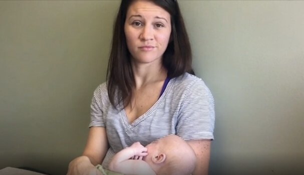Mãe com seu filho no colo