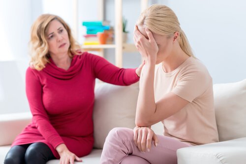Mãe consolando a filha adulta