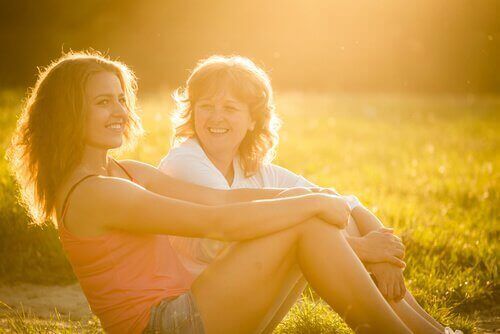 Me e filha no campo sob o sol