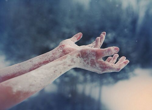 Mãos e braços congelados