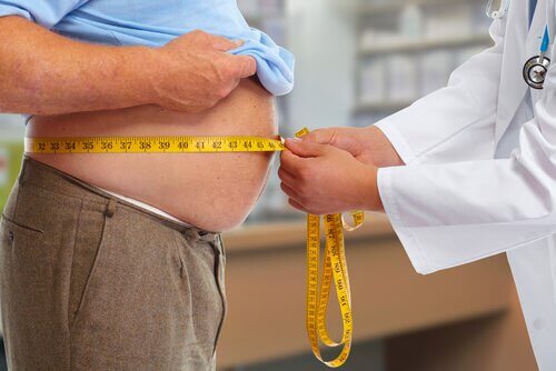 Médico tratando paciente com obesidade