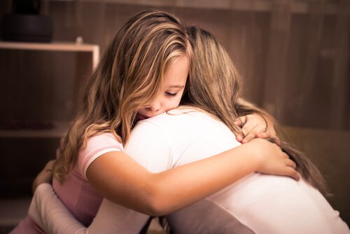 Menina abraçando sua mãe