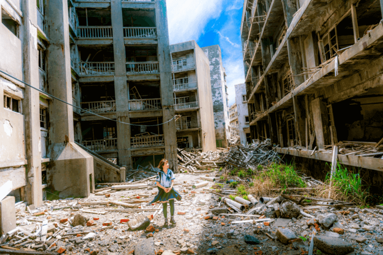 Menina observando cidade devastada pela guerra