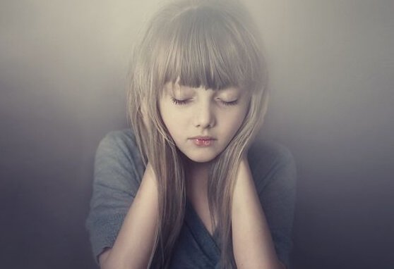 Menina com dificuldade para expressar suas emoções