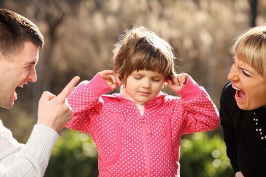 Os gritos impactam negativamente o cérebro das crianças
