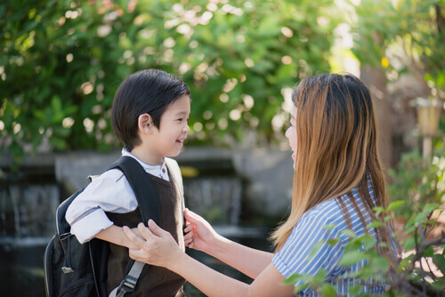 Mãe levando o filho para a escola