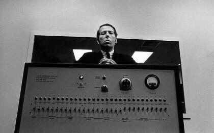 O experimento de Milgram sobre a obediência cega
