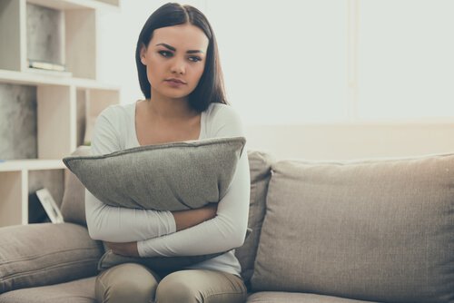Menina triste e pensativa