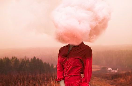 Mulher com nuvem rosa no lugar da cabeça
