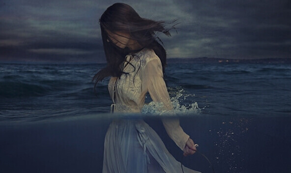 Mulher caminhando no mar