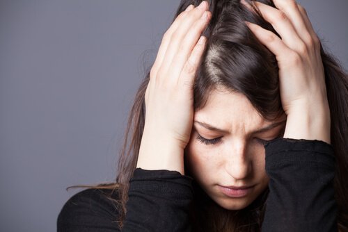mulher-com-as-maos-na-cabeca Transtorno misto ansioso e depressivo