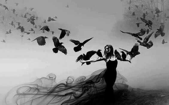 Mulher com corvos voando ao seu redor
