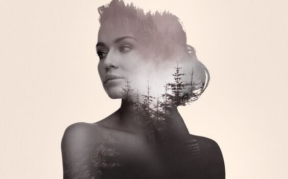 Mulher com imagens de floresta