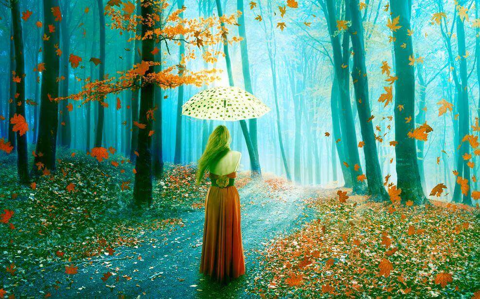 Mulher caminhando em floresta no outono
