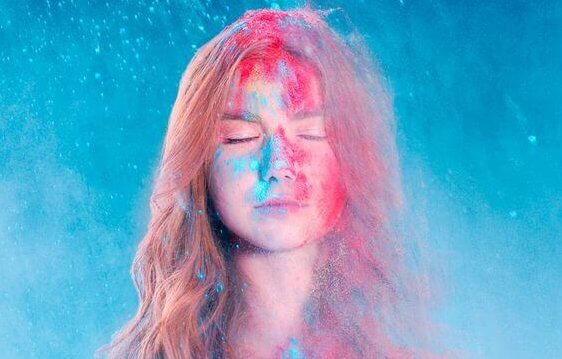 Mulher com o rosto pintado