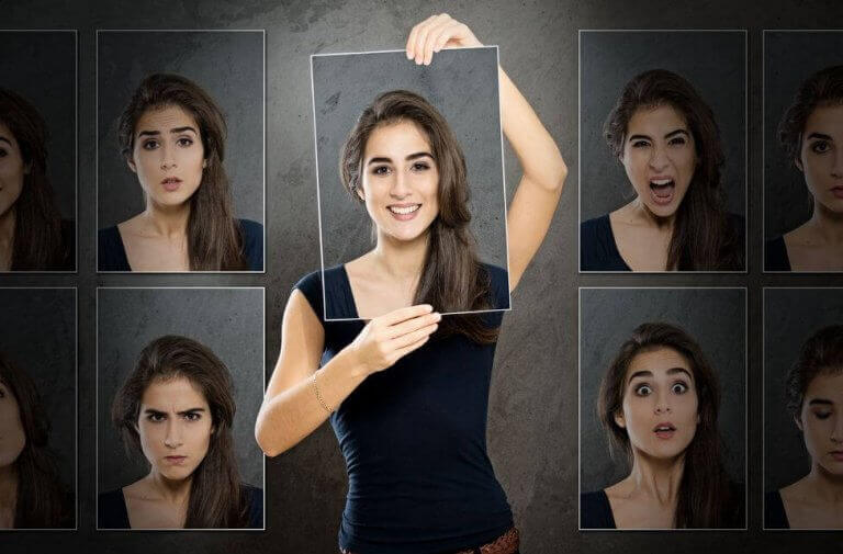 Mulher com várias fotos suas