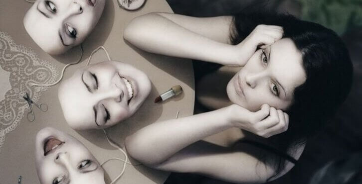 Mulher diante de vários rostos