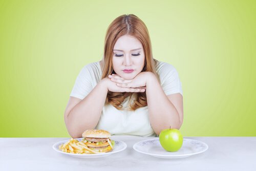 Mulher decidindo o que comer