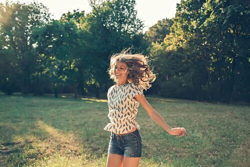 mulher-feliz-pulando-campo Neurofelicidade