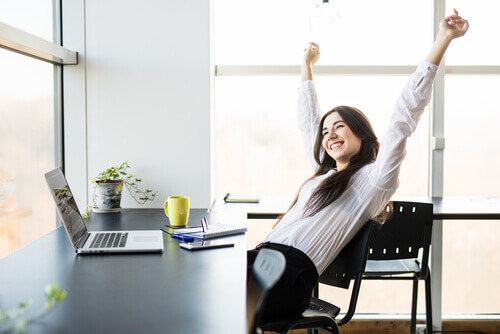 Mulher feliz em seu trabalho