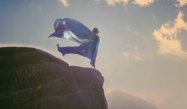 Mulher na beira de penhasco