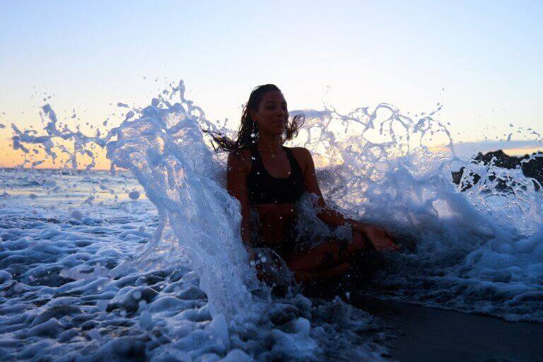 Mulher meditando no mar