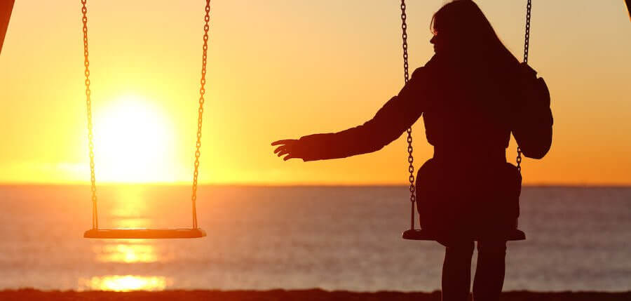 Mulher em balanço sentindo falta de alguém