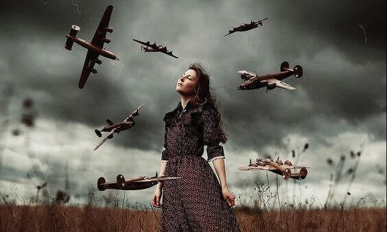Mulher rodeada de pequenos aviões