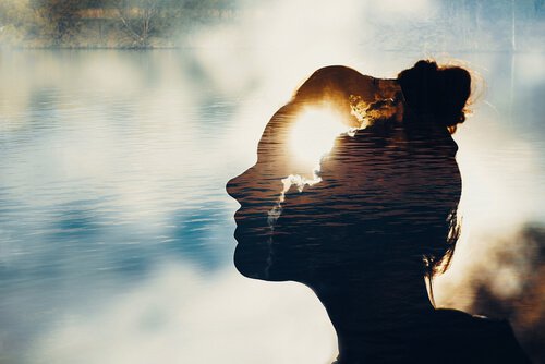 Sombra de mulher diante de lago