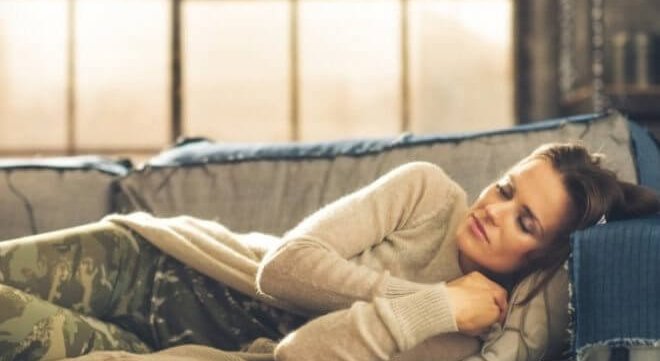 Mulher sonhando preocupada