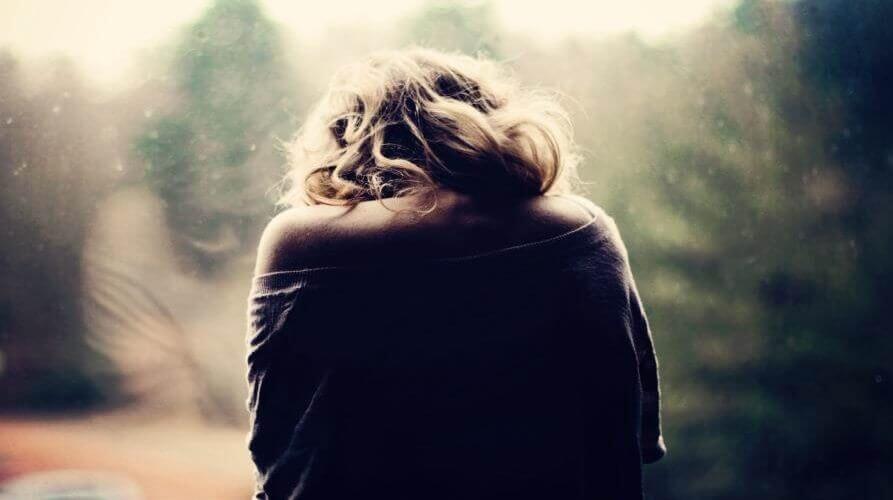 Mulher triste tentando superar o luto