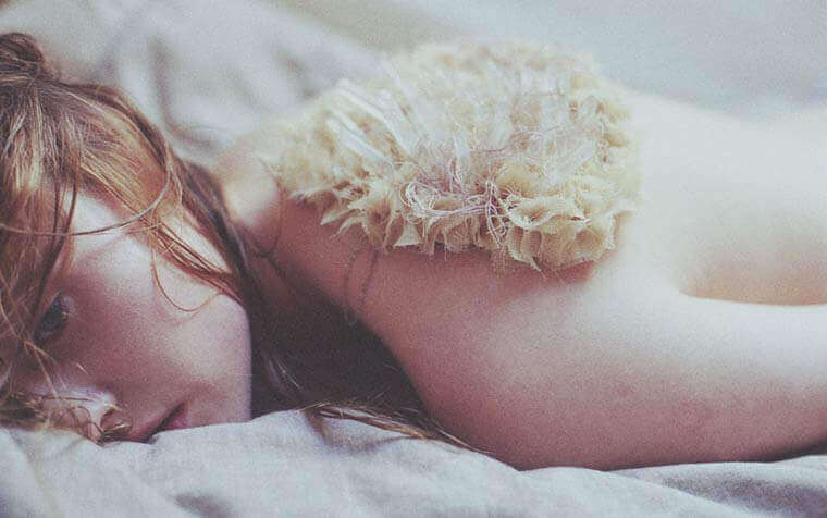 Mulher enfrentando luto por término de relacionamento