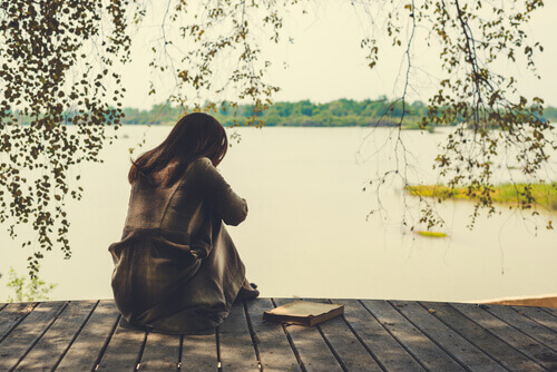 mulher-triste-pelo-fim-do-seu-relacionamento Mulher enfrentando luto no término de um relacionamento