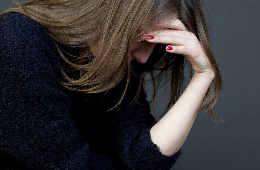 mulher-triste-preocupada Ser muito inteligente tem um lado ruim