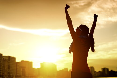 Mulher feliz por ter alcançado seu objetivo