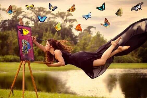 Mulher voando e pintando borboletas