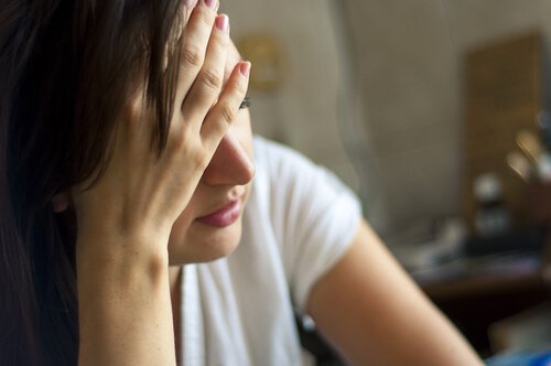 Mulher cansada por não conseguir dormir
