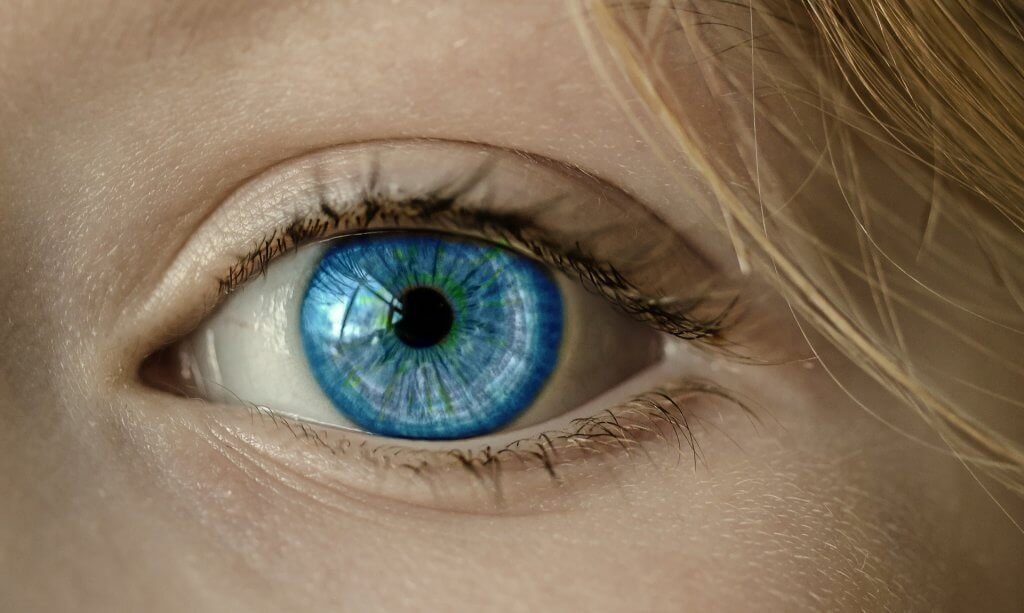 Olho azul de mulher loira