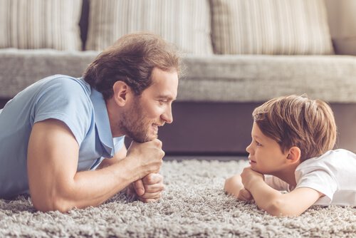 Pai olhando seu filho nos olhos