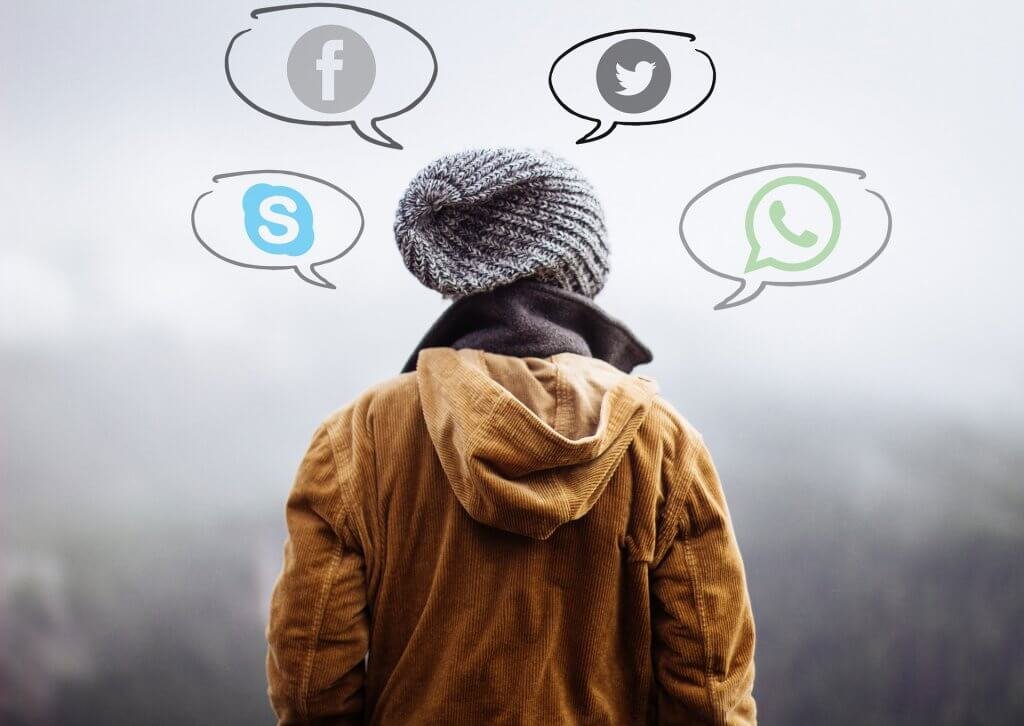 Pessoa pensando nas suas redes sociais