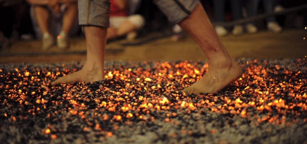 Firewalking: caminhar sobre brasas