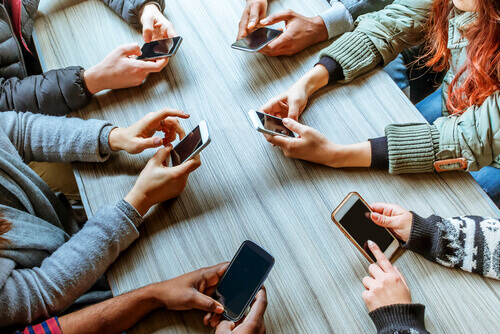 Phubbing: como o celular destrói os relacionamentos