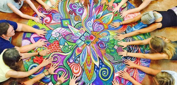 Pessoas unidas por causa da arte