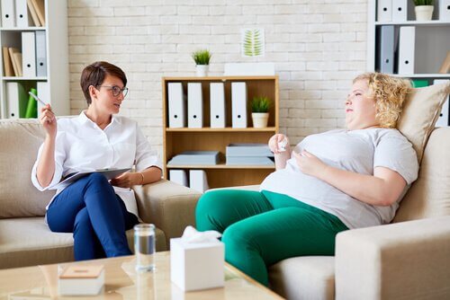 Psicóloga atendendo paciente obesa