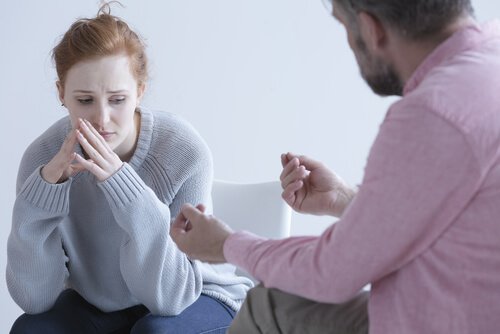 Mulher em consulta com psicólogo