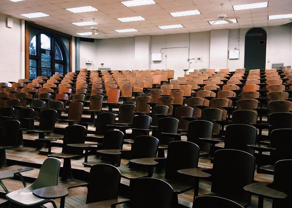 Sala de aula com muitas cadeiras