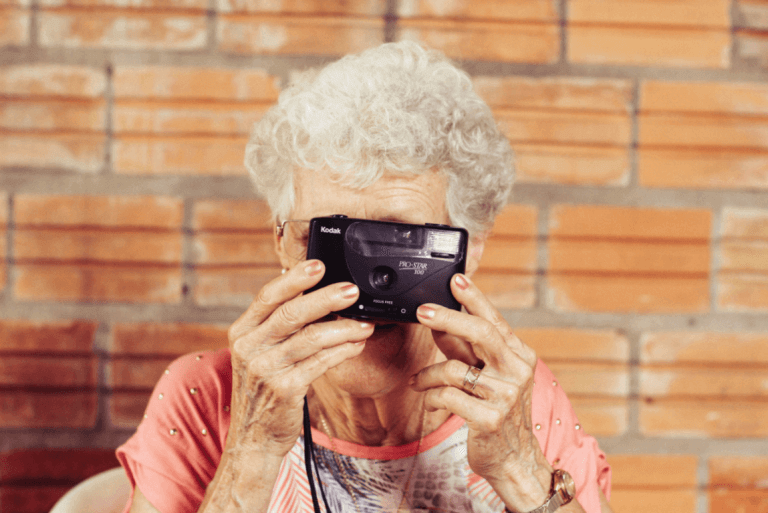 Senhora idosa tirando foto