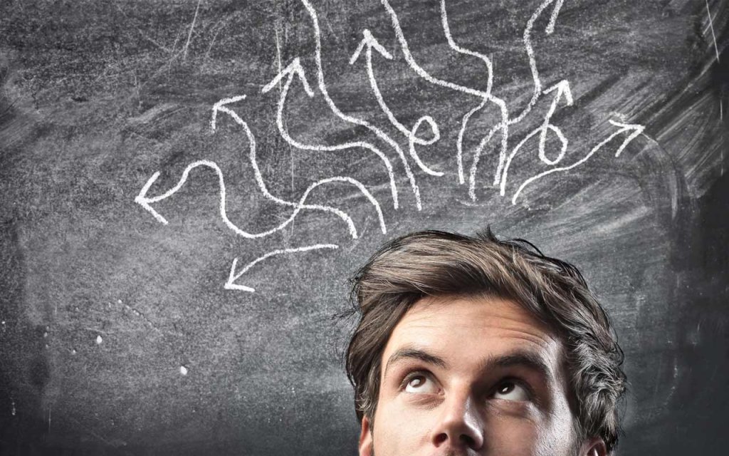 Homem pensando em várias ideias diferentes